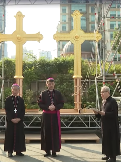 Nhà thờ Đức Bà đặt 2 thánh giá mạ vàng nặng 400 kg lên đỉnh tháp