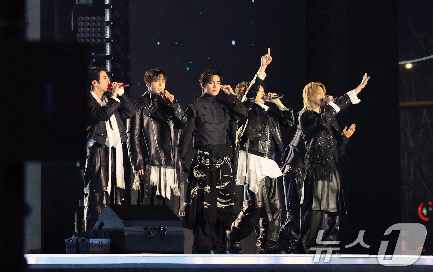 BTS và concert lịch sử: Các "vị vua" thật sự trở lại- Ảnh 2. BTS và concert lịch sử: Các "vị vua" thật sự trở lại- Ảnh 2.