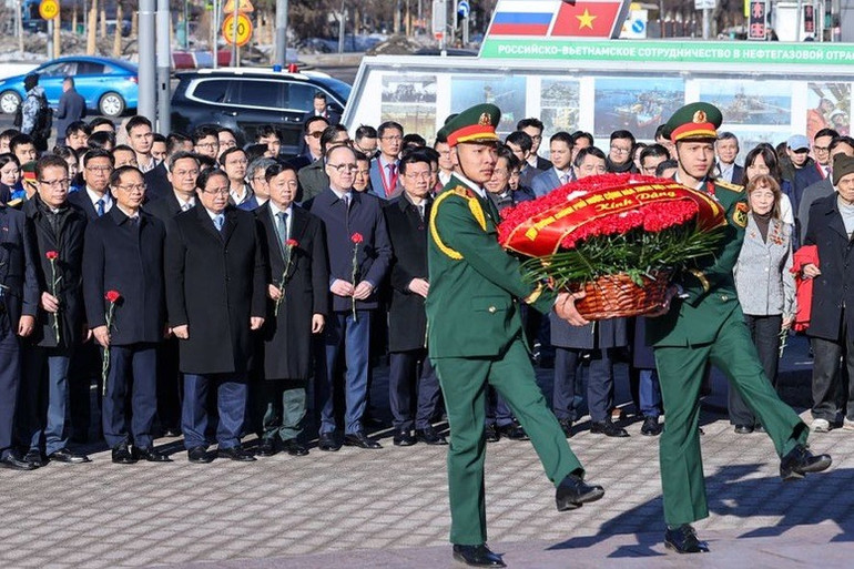 Thủ tướng Phạm Minh Chính dâng hoa tại Tượng đài Chủ tịch Hồ Chí Minh và Đài tưởng niệm Liệt sĩ Vô danh ở Moskva - Ảnh 2.