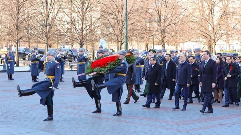 Thủ tướng Phạm Minh Chính dâng hoa tại Tượng đài Chủ tịch Hồ Chí Minh và Đài tưởng niệm Liệt sĩ Vô danh ở Moskva - Ảnh 5.