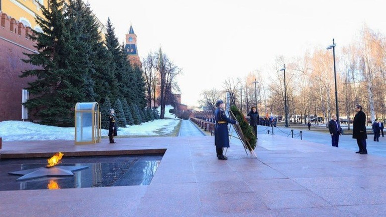 Thủ tướng Phạm Minh Chính dâng hoa tại Tượng đài Chủ tịch Hồ Chí Minh và Đài tưởng niệm Liệt sĩ Vô danh ở Moskva - Ảnh 6.