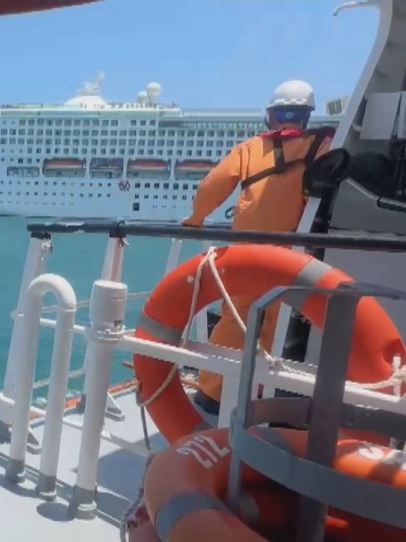 Cấp cứu và đưa 2 hành khách trên du thuyền quốc tế về bờ