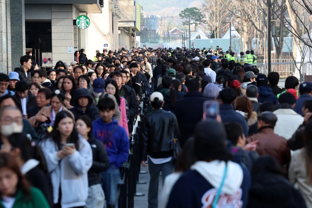 Tổng thống Hàn ủng hộ mạnh màn tái xuất của nhóm nhạc BTS - Ảnh 2.