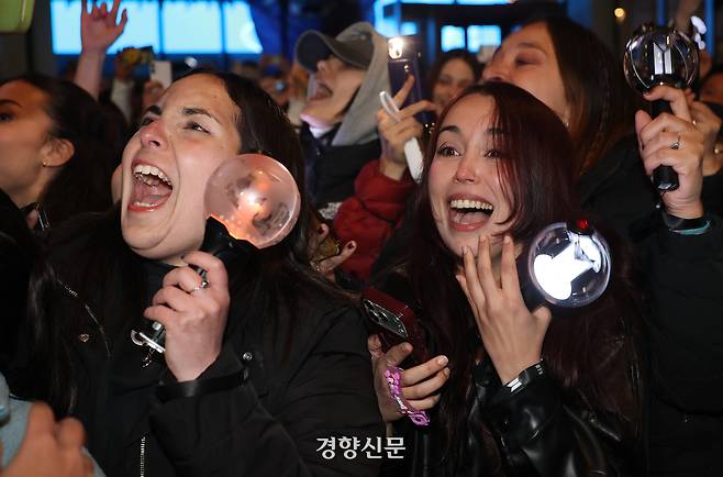 Tổng thống Hàn ủng hộ mạnh màn tái xuất của nhóm nhạc BTS - Ảnh 6.