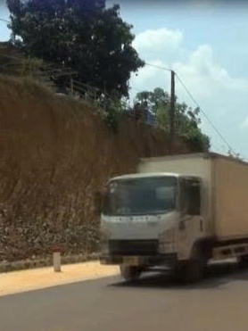 Đồng Nai: Lại thêm tuyến đường hạ cốt nền, nhà dân nằm cheo leo trên mép vực