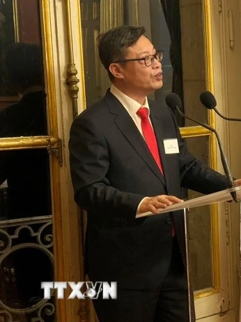 Đại sứ Việt Nam trình Quốc thư lên Tổng thống Pháp