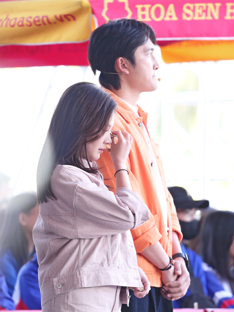 Đình Tú và vợ tặng xe đạp, hỗ trợ tiền cho hai chị em mồ côi - Mái ấm gia đình Việt