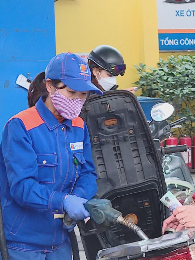 Miễn thuế bảo vệ môi trường, tiêu thụ đặc biệt, VAT với xăng dầu đến ngày 15/4