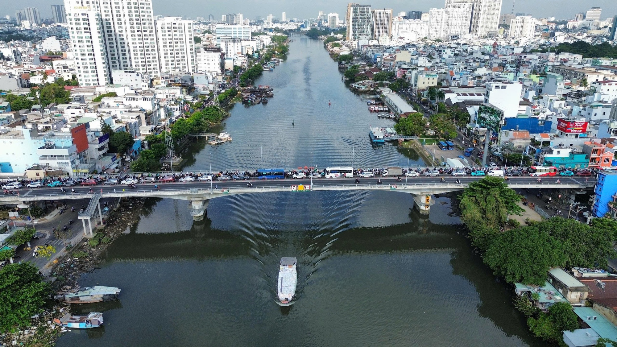 Dòng xe ken đặc trên cầu Kênh Tẻ sau tai nạn giữa xe đầu kéo và xe rác khiến tài xế tử vong - Ảnh 5.
