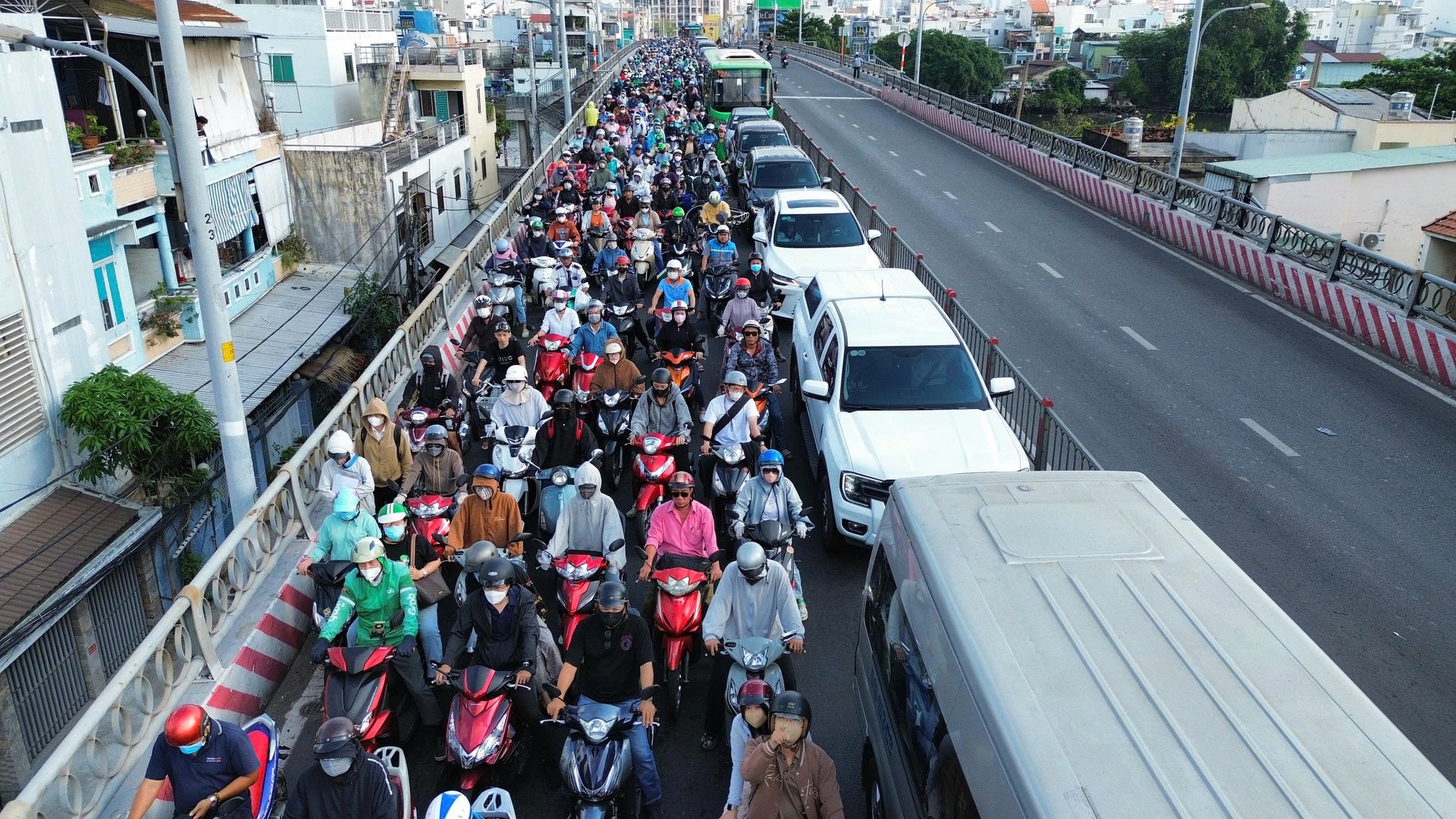 Dòng xe ken đặc trên cầu Kênh Tẻ sau tai nạn giữa xe đầu kéo và xe rác khiến tài xế tử vong - Ảnh 4.