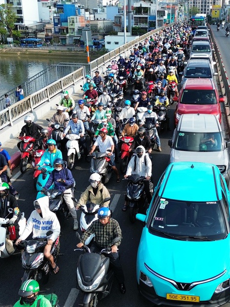 Dòng xe ken đặc trên cầu Kênh Tẻ sau tai nạn giữa xe đầu kéo và xe rác khiến tài xế tử vong