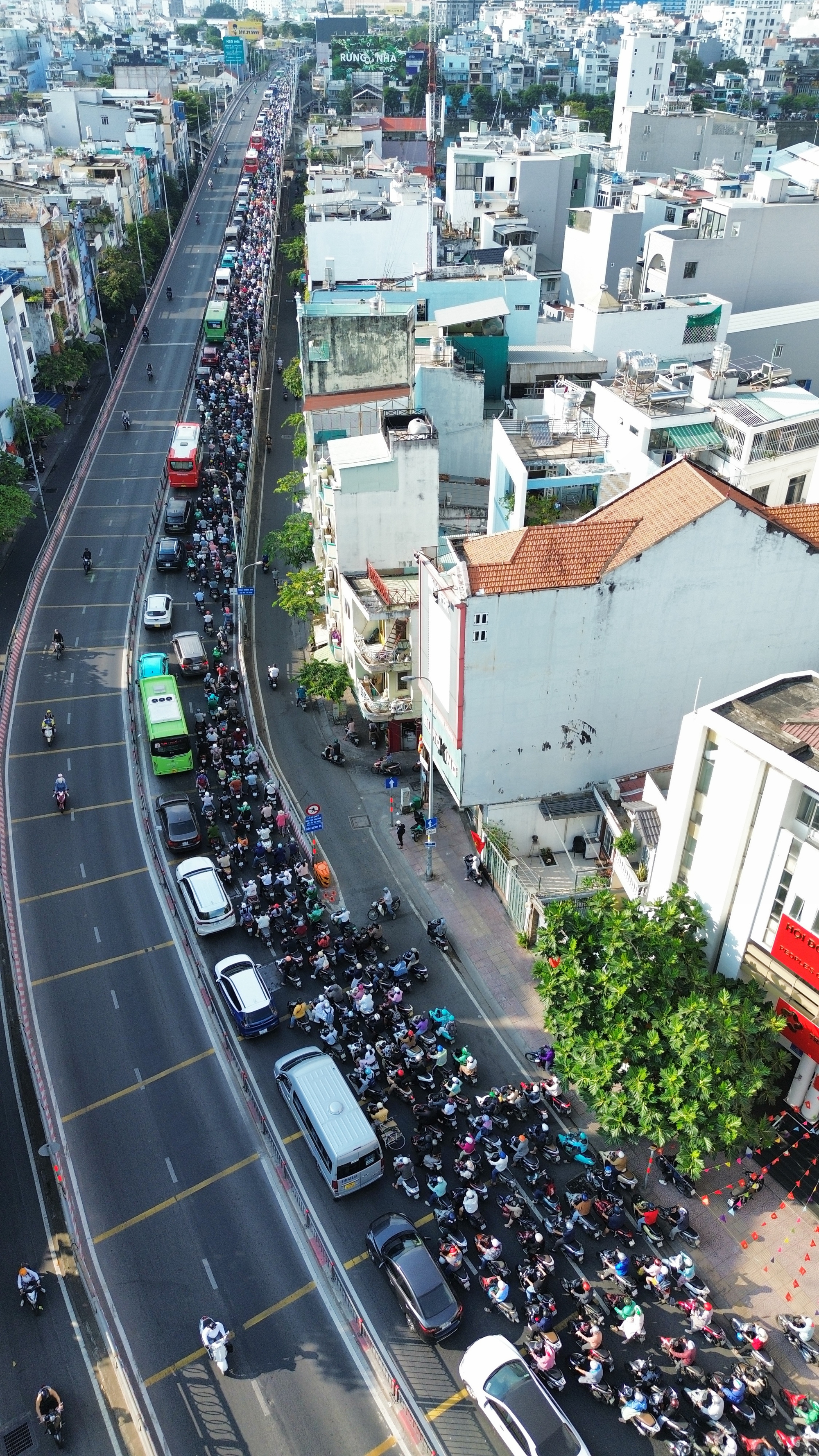 Dòng xe ken đặc trên cầu Kênh Tẻ sau tai nạn giữa xe đầu kéo và xe rác khiến tài xế tử vong - Ảnh 2.