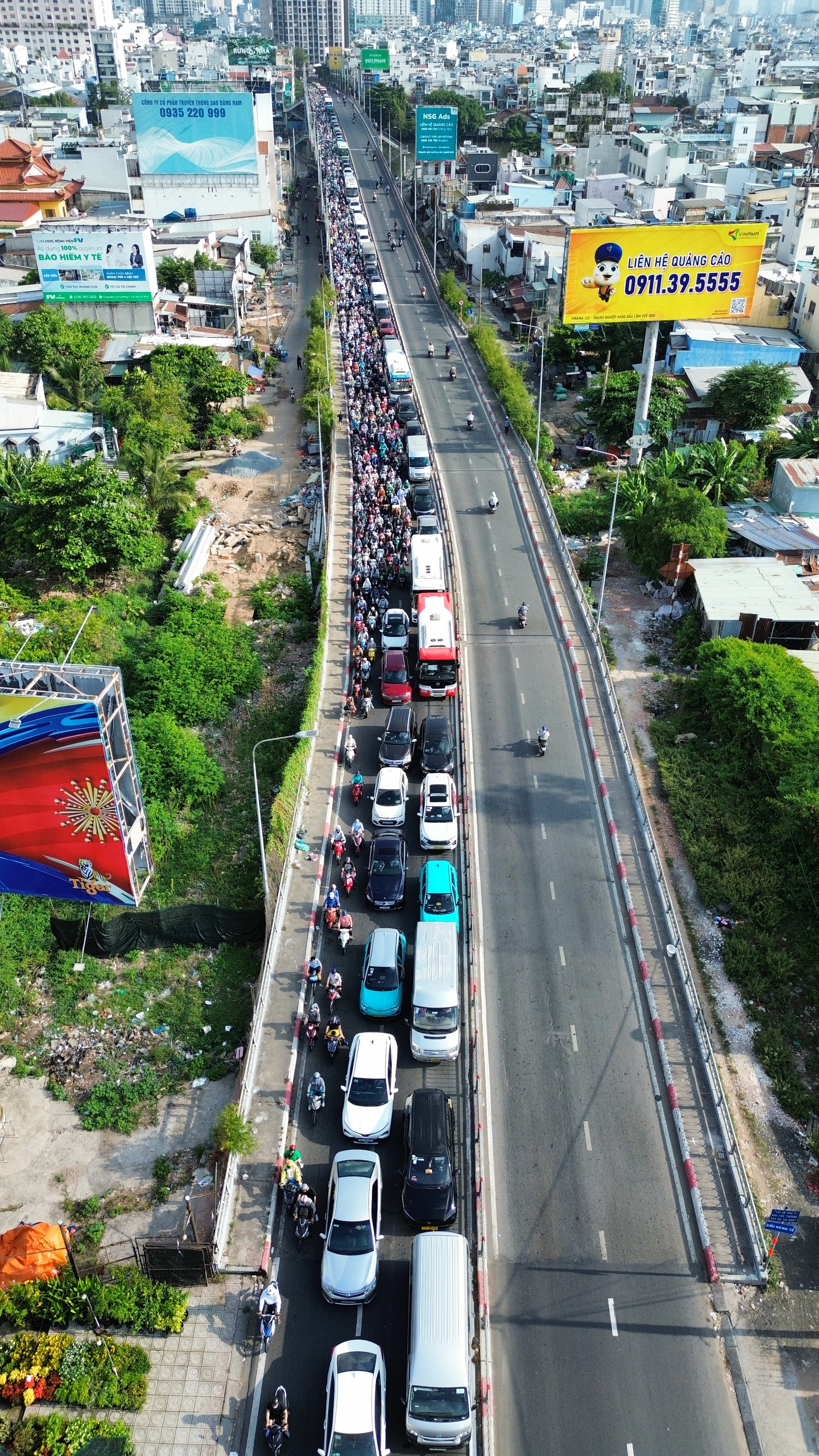 Dòng xe ken đặc trên cầu Kênh Tẻ sau tai nạn giữa xe đầu kéo và xe rác khiến tài xế tử vong - Ảnh 3.