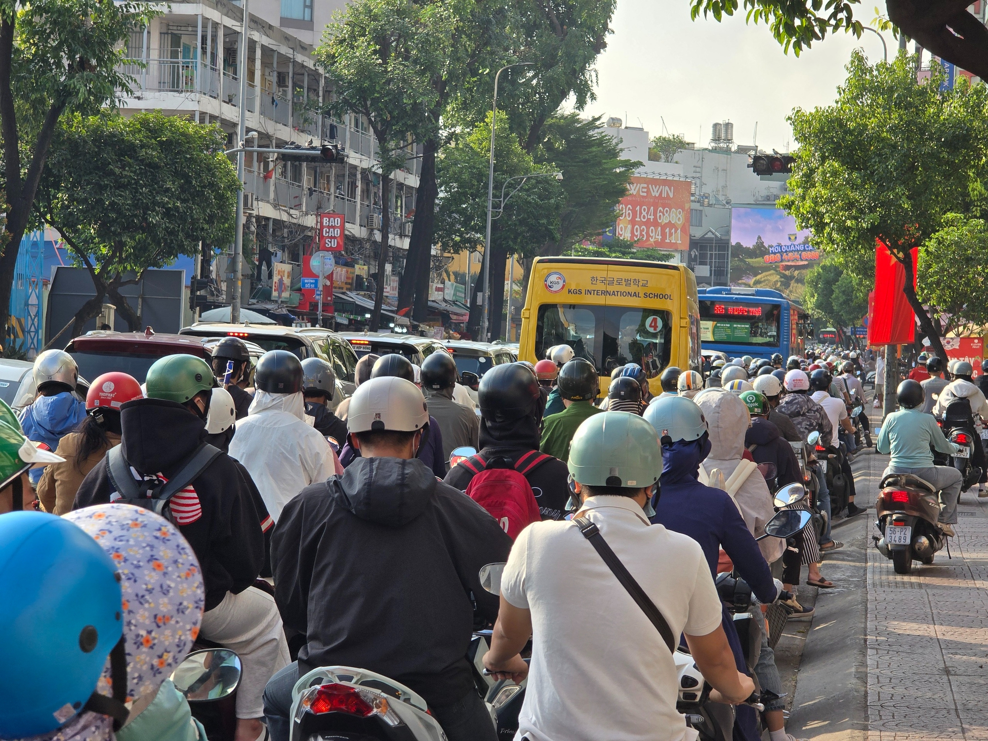 Dòng xe ken đặc trên cầu Kênh Tẻ sau tai nạn giữa xe đầu kéo và xe rác khiến tài xế tử vong - Ảnh 6.