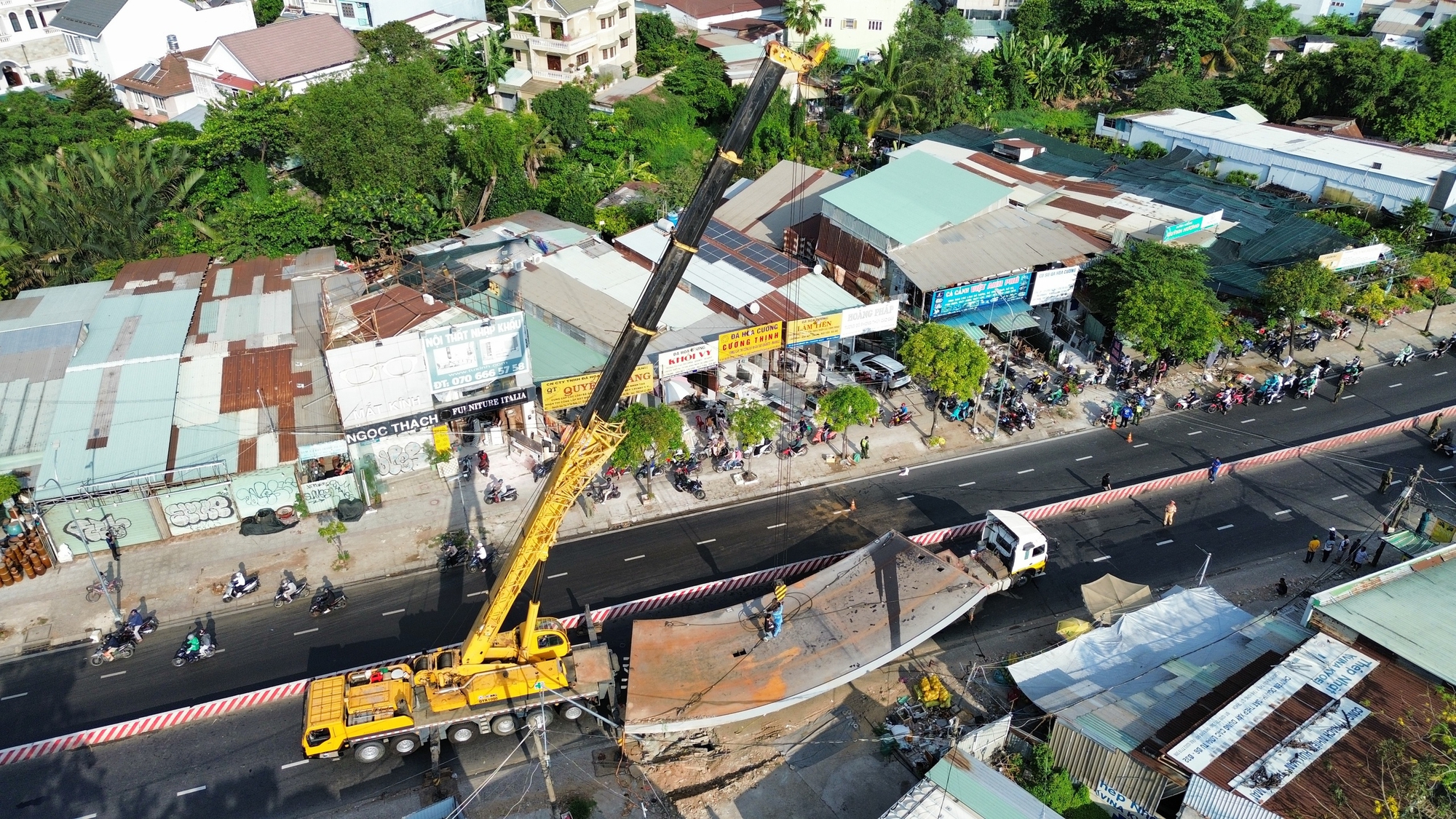 Dòng xe ken đặc trên cầu Kênh Tẻ sau tai nạn giữa xe đầu kéo và xe rác khiến tài xế tử vong - Ảnh 7.