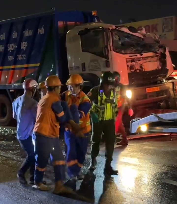 Dòng xe ken đặc trên cầu Kênh Tẻ sau tai nạn giữa xe đầu kéo và xe rác khiến tài xế tử vong - Ảnh 9.