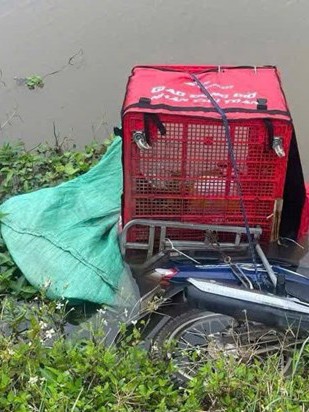 Thi thể nam shipper được phát hiện dưới mương nước