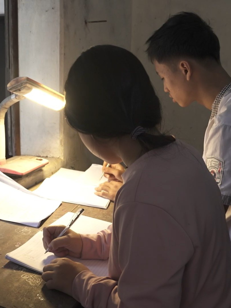 Mái ấm gia đình Việt: Thu Huệ chăm cha thiểu năng và anh chậm phát triển