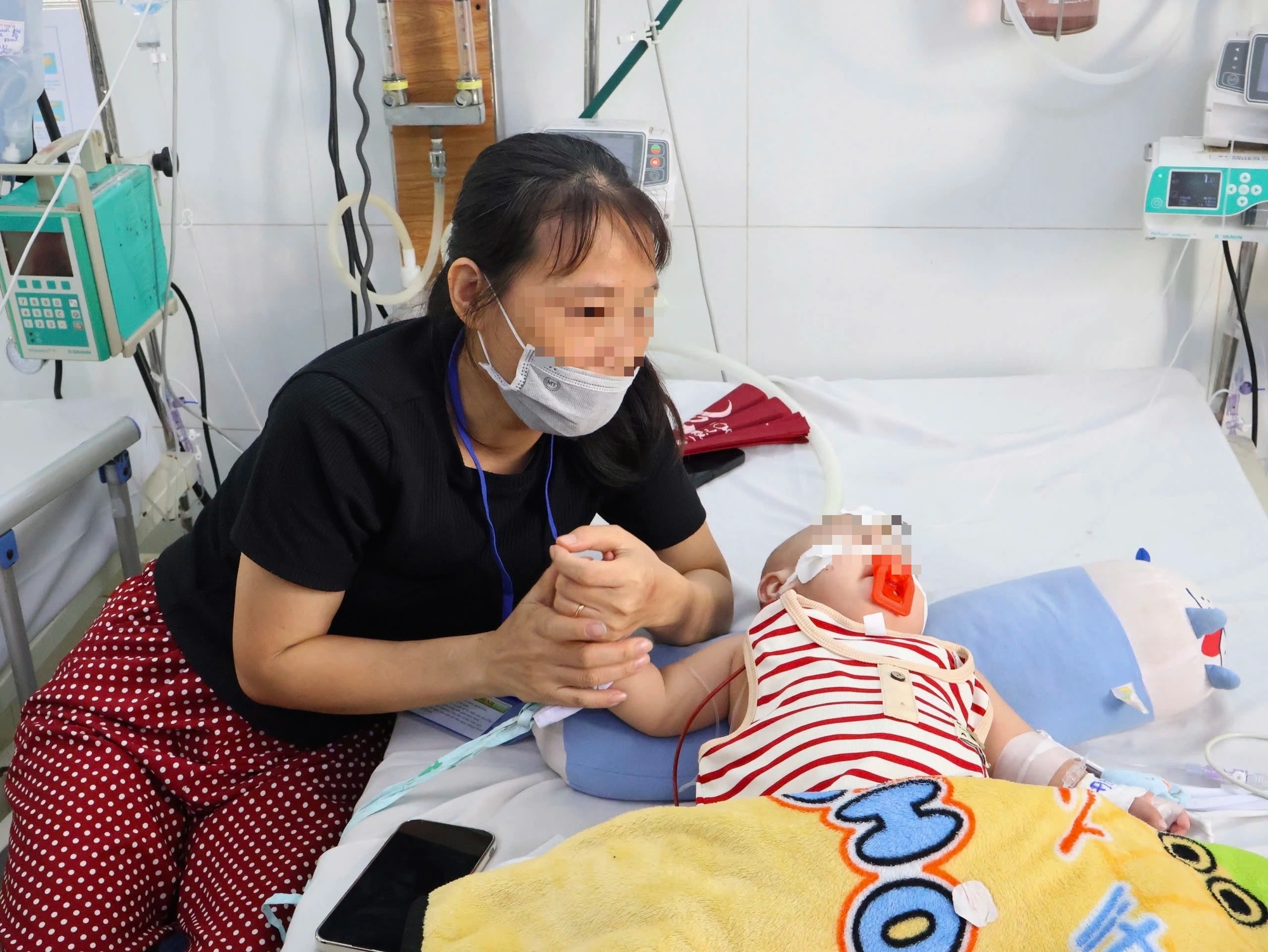 4 ca tay chân miệng tử vong, Thứ trưởng Bộ Y tế vào TP.HCM ngăn 'dịch chồng dịch' - Ảnh 1.