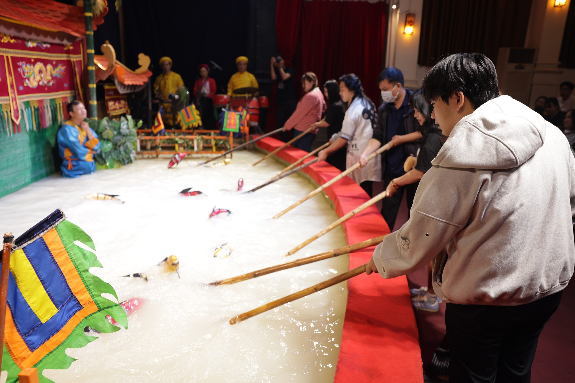 Gen Z hòa nhịp cùng "Âm vang rối nước" - Ảnh 1.