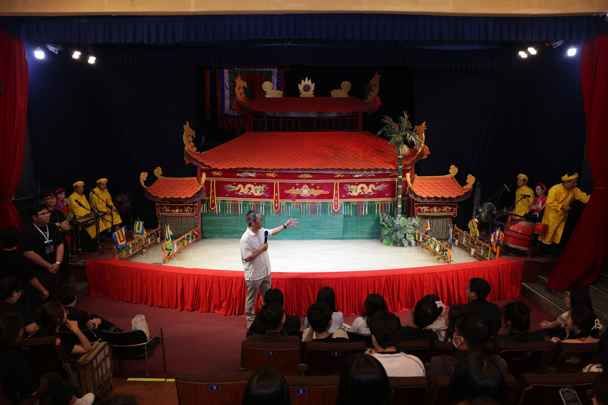 Gen Z hòa nhịp cùng "Âm vang rối nước" - Ảnh 2.