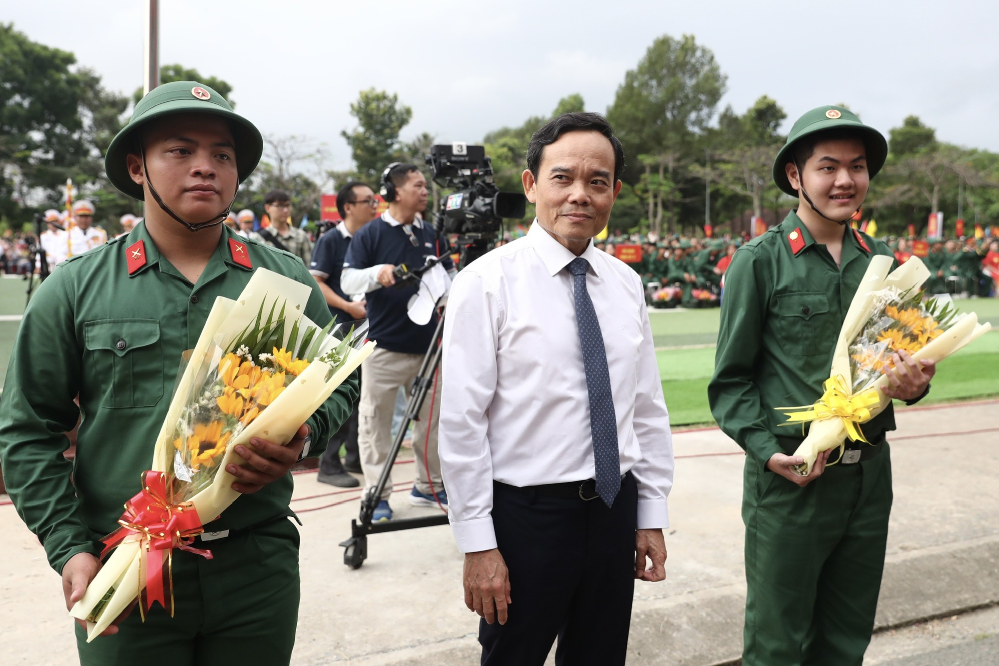 Lớp thanh niên đầu tiên của TPHCM sau sáp nhập lên đường nhập ngũ - Ảnh 7.