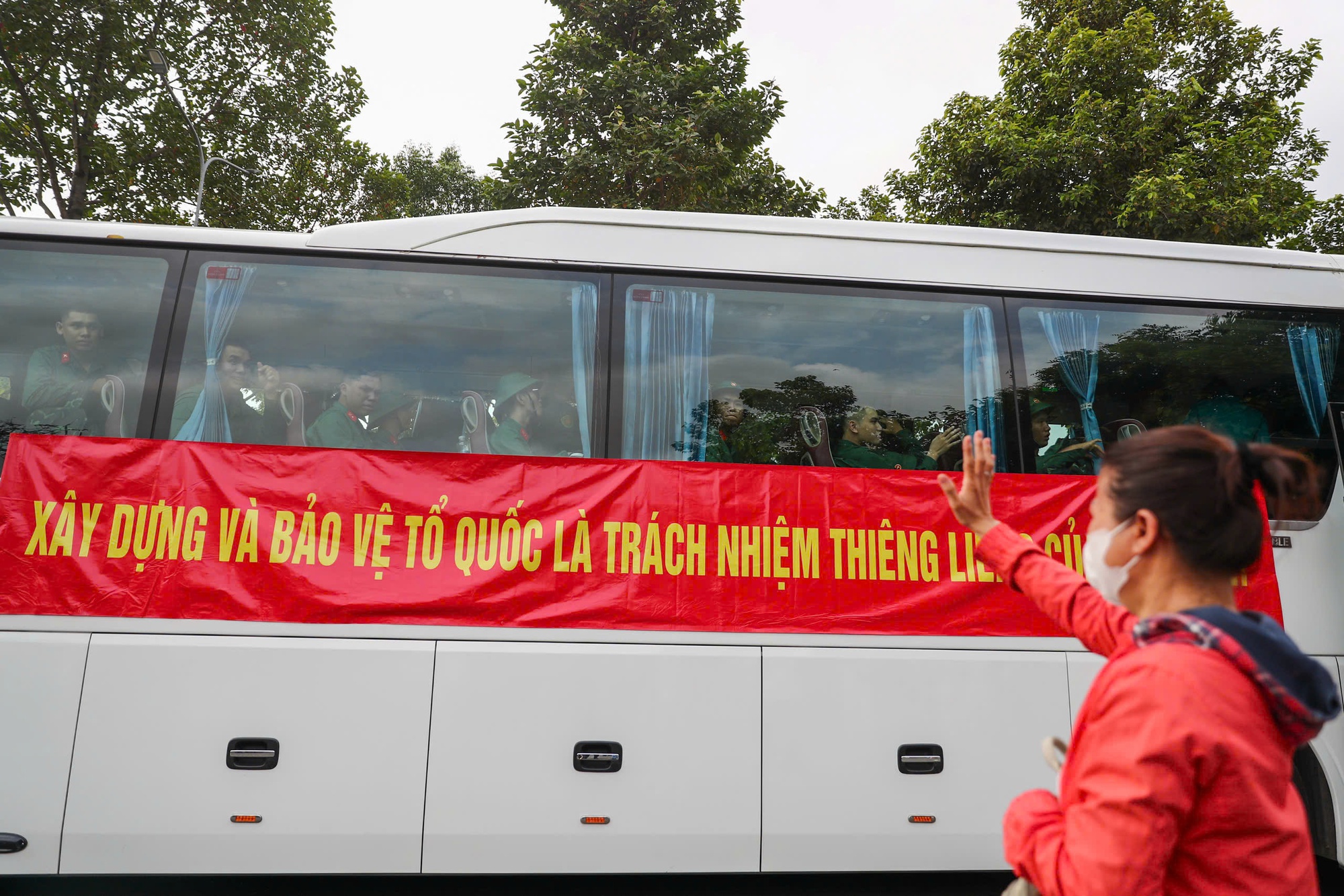 Lớp thanh niên đầu tiên của TPHCM sau sáp nhập lên đường nhập ngũ - Ảnh 12.