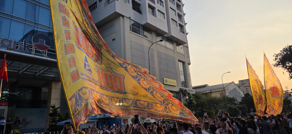 Người dân TP. Hồ Chí Minh hào hứng xem diễu hành lễ hội Nguyên tiêu - Ảnh 17.