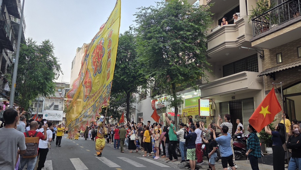 Người dân TP. Hồ Chí Minh hào hứng xem diễu hành lễ hội Nguyên tiêu - Ảnh 16.