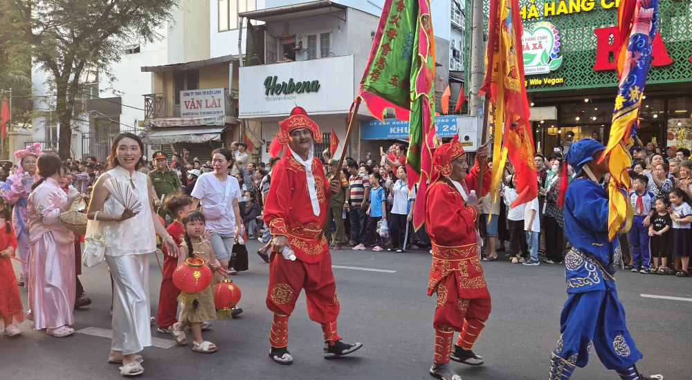 Người dân TP. Hồ Chí Minh hào hứng xem diễu hành lễ hội Nguyên tiêu - Ảnh 15.
