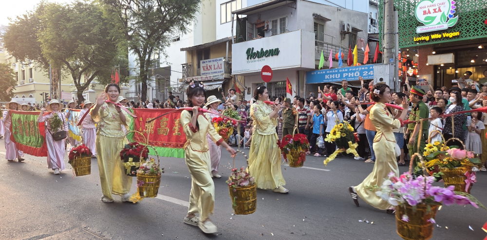 Người dân TP. Hồ Chí Minh hào hứng xem diễu hành lễ hội Nguyên tiêu - Ảnh 14.