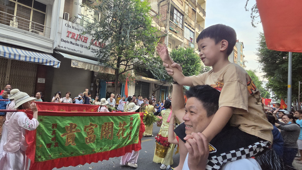 Người dân TP. Hồ Chí Minh hào hứng xem diễu hành lễ hội Nguyên tiêu - Ảnh 13.