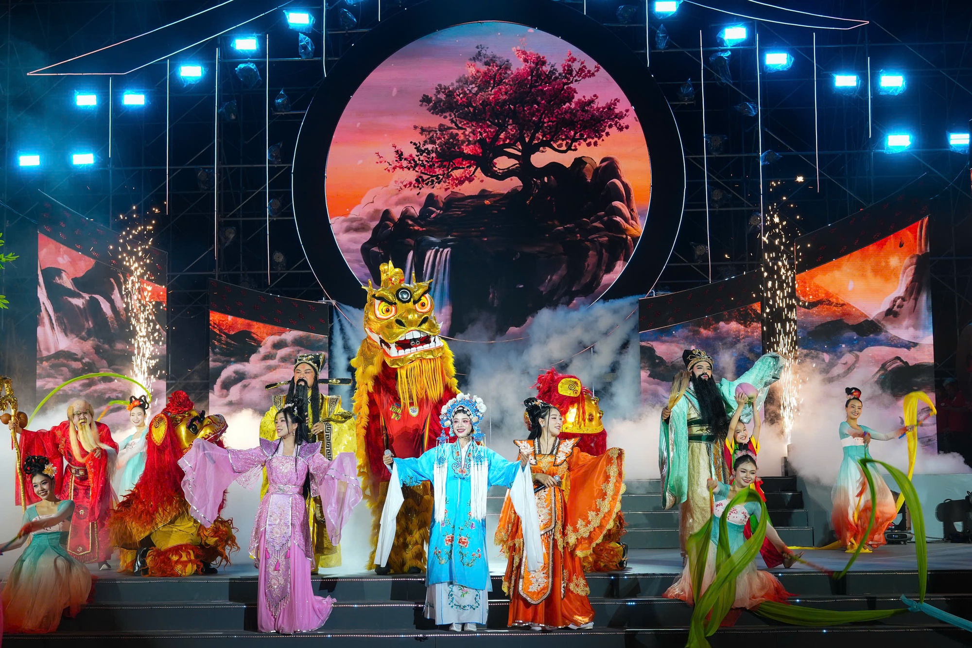 Rực rỡ đêm hội Nguyên tiêu, đậm sắc màu văn hóa Việt - Hoa - Ảnh 3. Rực rỡ đêm hội Nguyên tiêu, đậm sắc màu văn hóa Việt - Hoa - Ảnh 3.