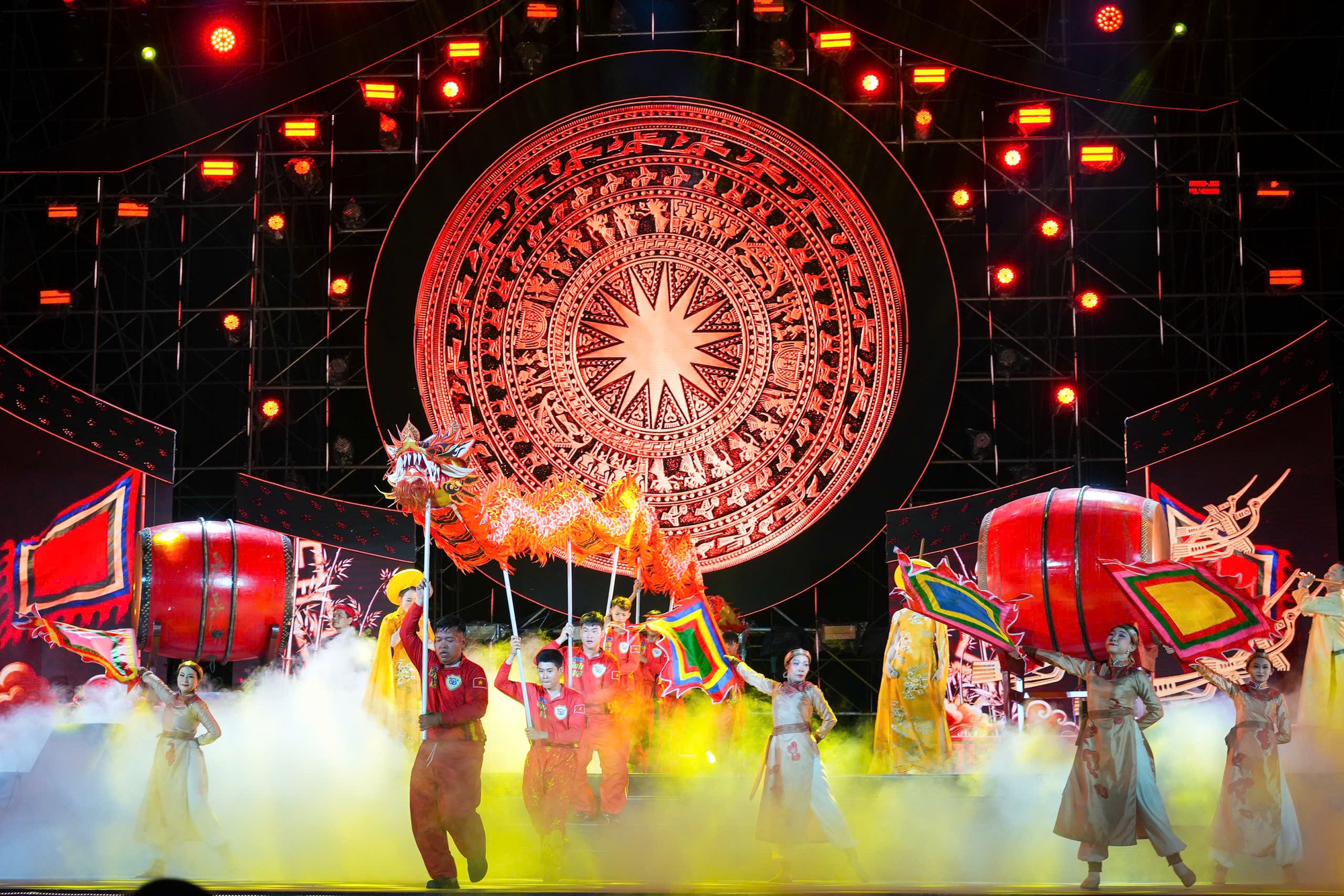 Rực rỡ đêm hội Nguyên tiêu, đậm sắc màu văn hóa Việt - Hoa - Ảnh 1. Rực rỡ đêm hội Nguyên tiêu, đậm sắc màu văn hóa Việt - Hoa - Ảnh 1.