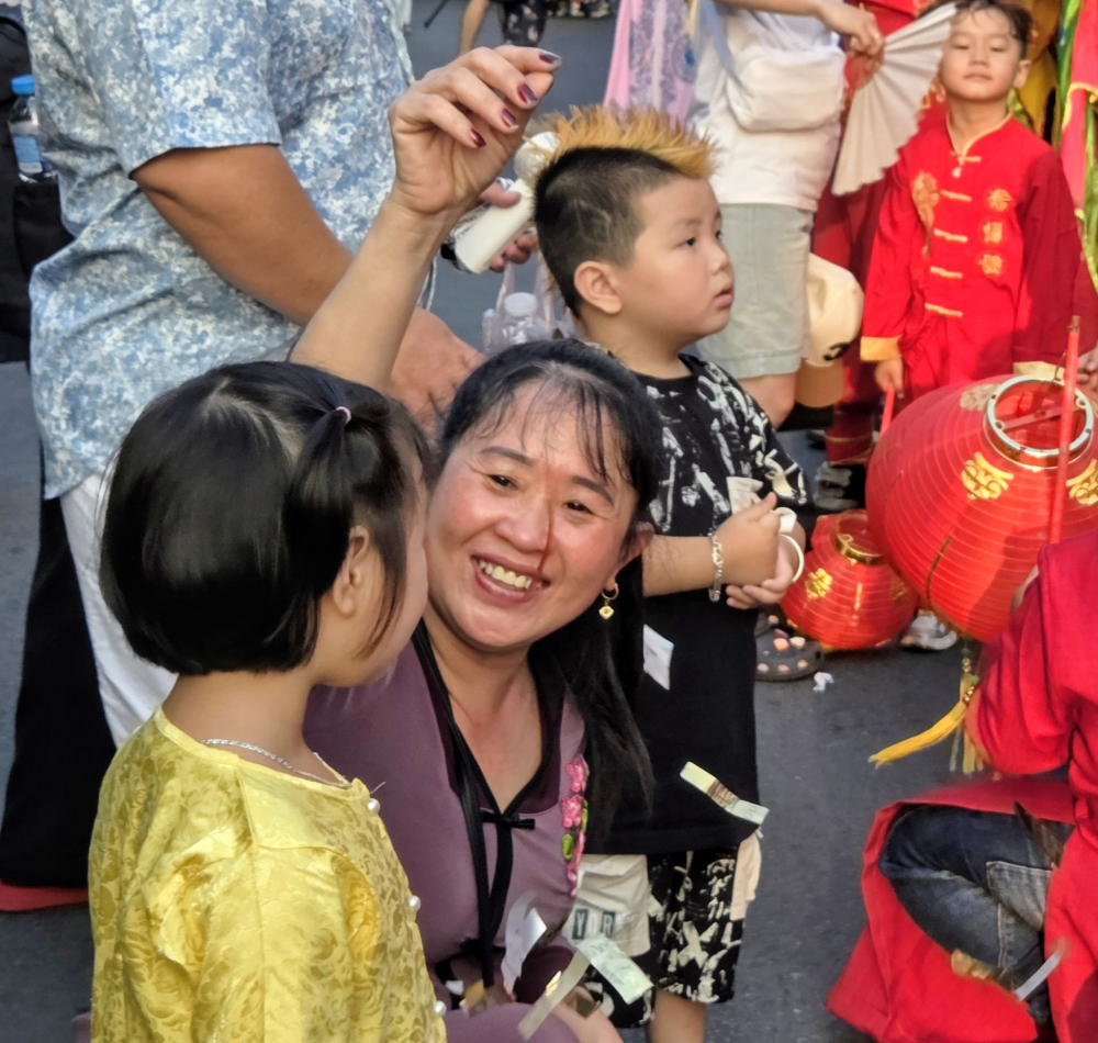 Người dân TP. Hồ Chí Minh hào hứng xem diễu hành lễ hội Nguyên tiêu - Ảnh 8.