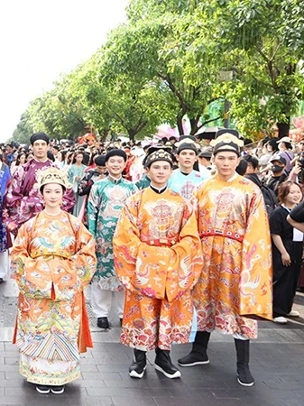 Lễ hội áo dài TP. Hồ Chí Minh lần thứ 12 mang chủ đề “Sợi tơ vàng son - Dệt nên khát vọng”