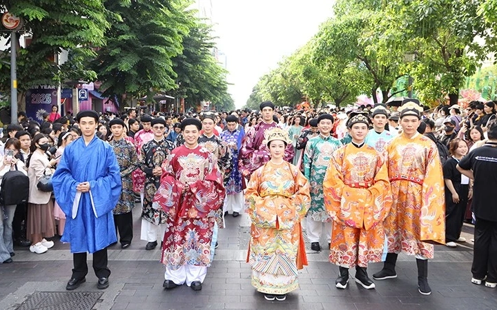 Lễ hội áo dài TP. Hồ Chí Minh lần thứ 12 mang chủ đề “Sợi tơ vàng son - Dệt nên khát vọng”