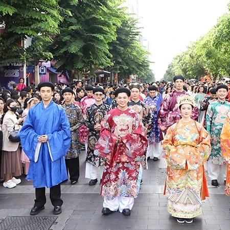 Lễ hội áo dài TP. Hồ Chí Minh lần thứ 12 mang chủ đề “Sợi tơ vàng son - Dệt nên khát vọng”