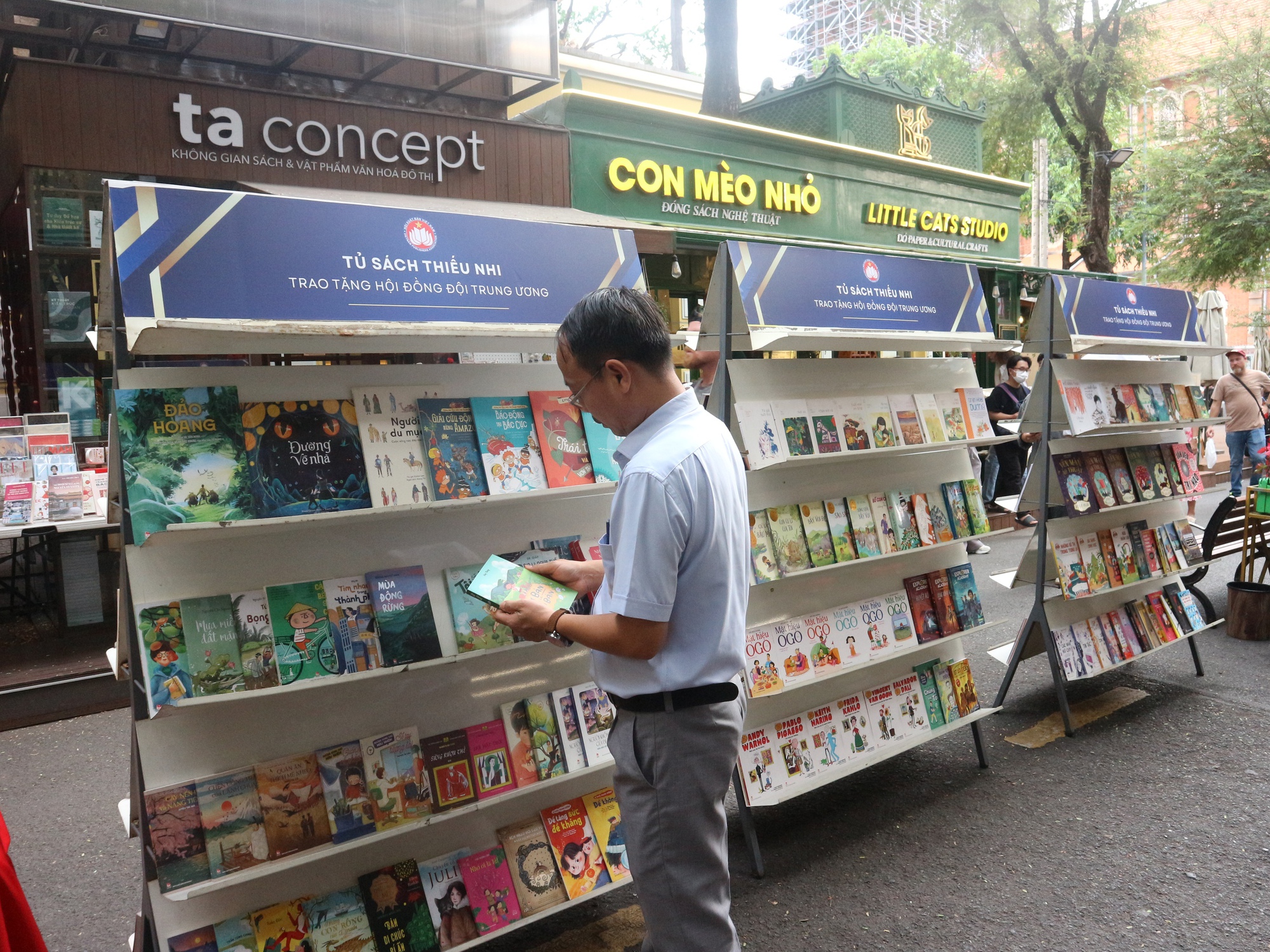 Trao tặng 2.000 cuốn sách cho Tủ sách thiếu nhi của Hội đồng Đội Trung ương - Ảnh 1.