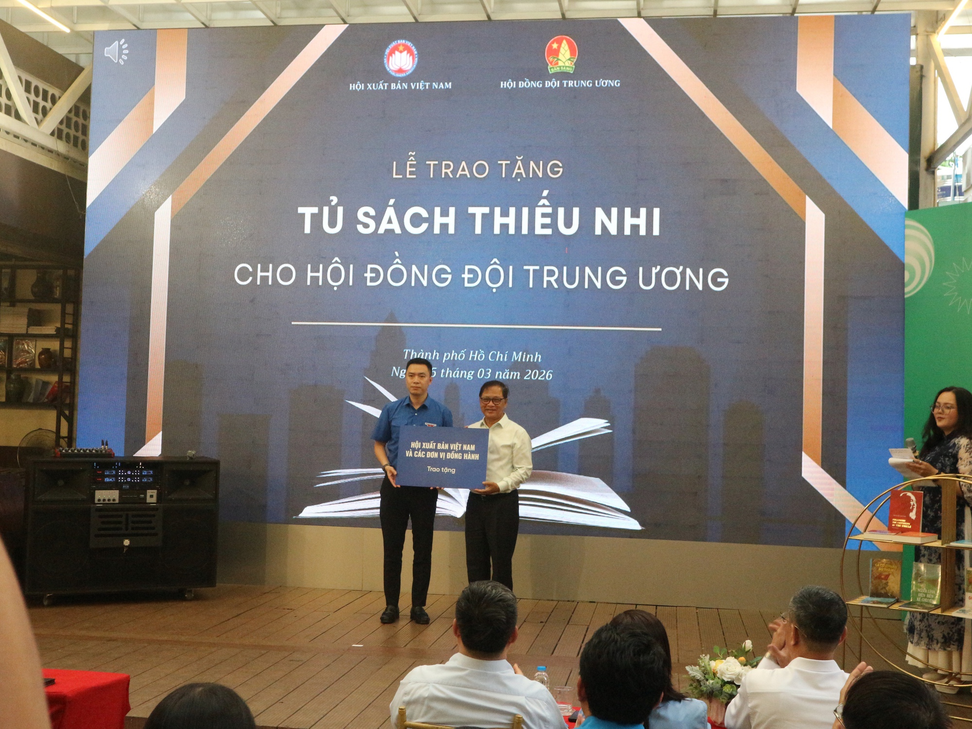 Trao tặng 2.000 cuốn sách cho Tủ sách thiếu nhi của Hội đồng Đội Trung ương - Ảnh 2.
