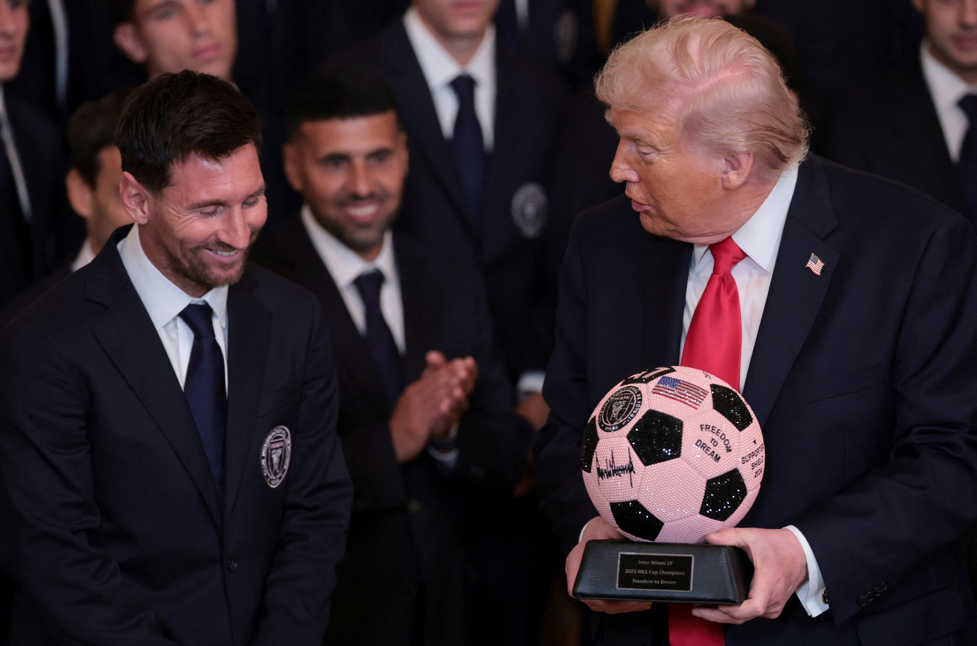 Messi gây sốt trong chuyến thăm Nhà Trắng, được Tổng thống Mỹ Donald Trump khen giỏi hơn… Pele- Ảnh 1.