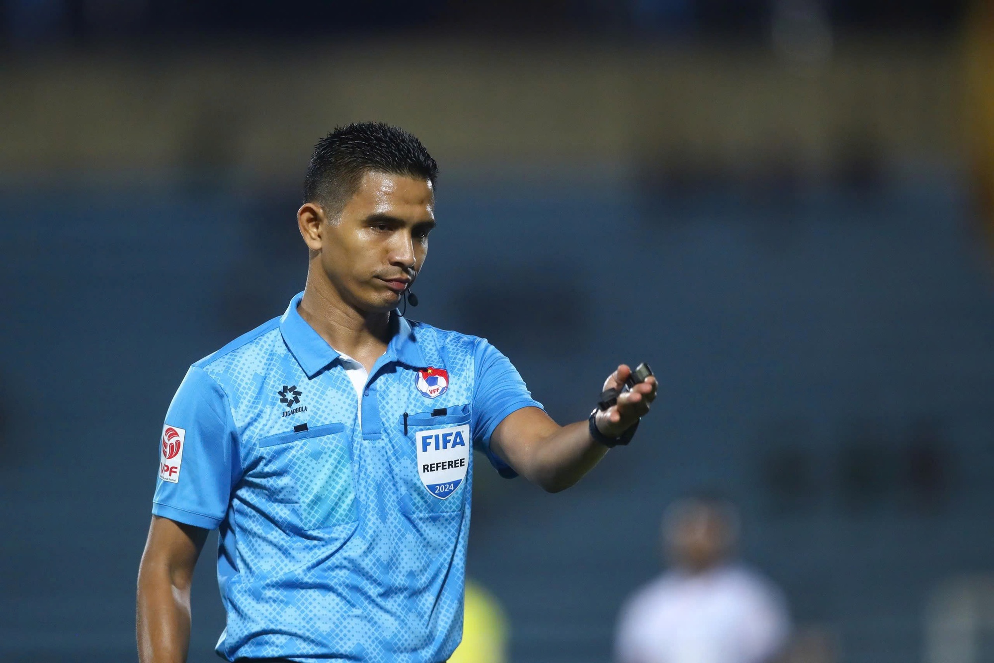 Lộ diện 2 trọng tài Malaysia điều hành cuộc đối đầu Hà Nội đại chiến CLB CAHN: Cực hay!  - Ảnh 1.