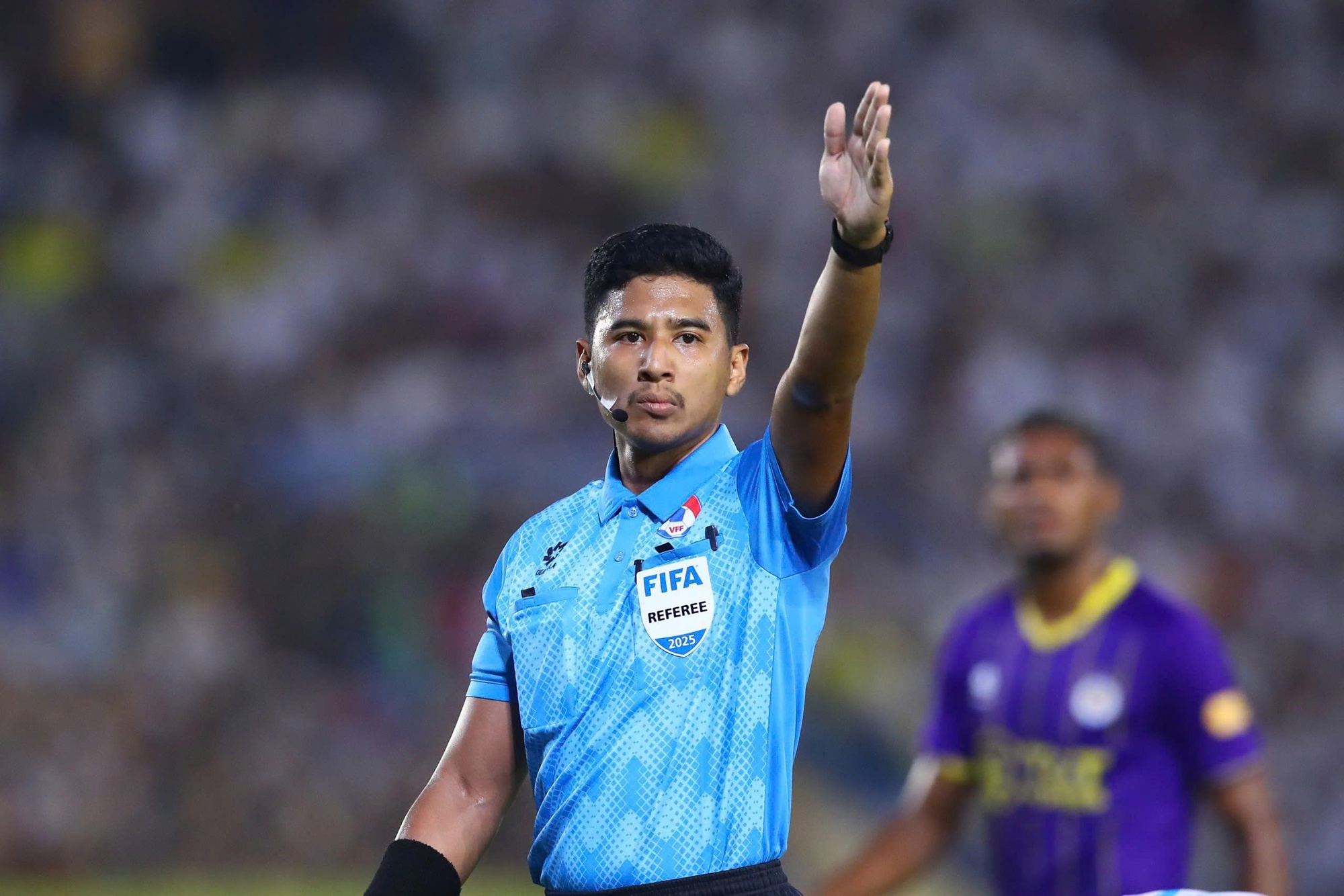 Lộ diện 2 trọng tài Malaysia điều hành cuộc đối đầu Hà Nội đại chiến CLB CAHN: Cực hay!  - Ảnh 2.