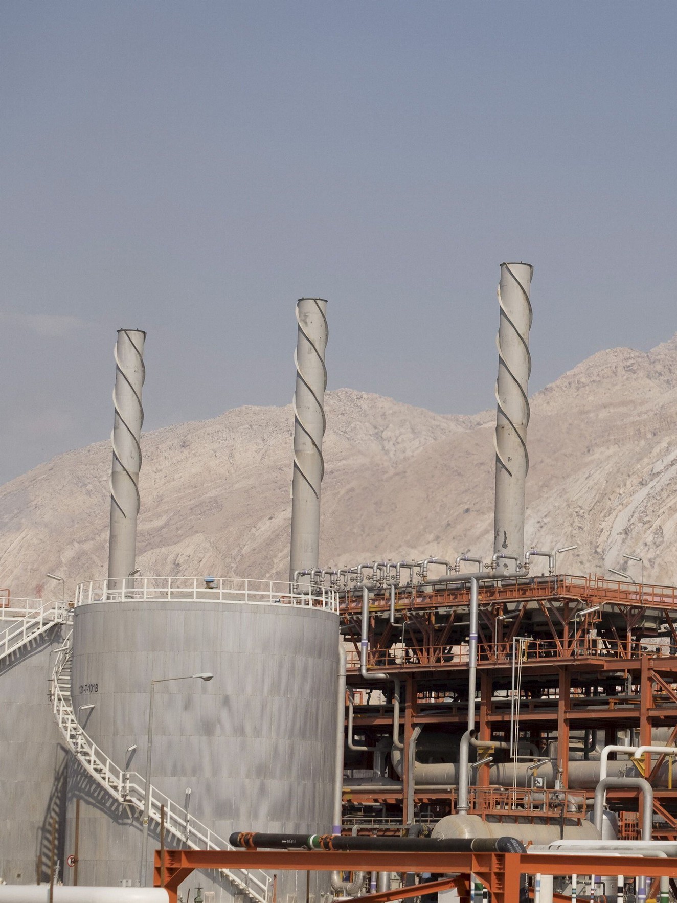 Giá dầu thế giới tăng gần 20%, vượt 110 USD/thùng