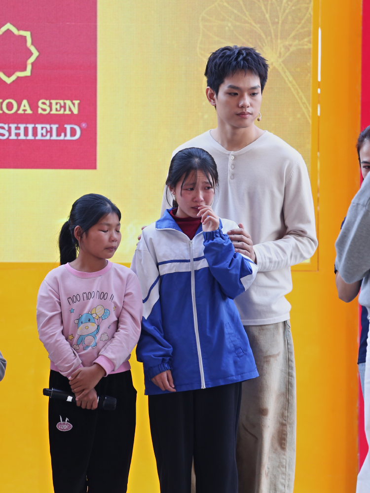 Đức Phúc tiếp sức cho cô bé mồ côi mê học tiếng Trung