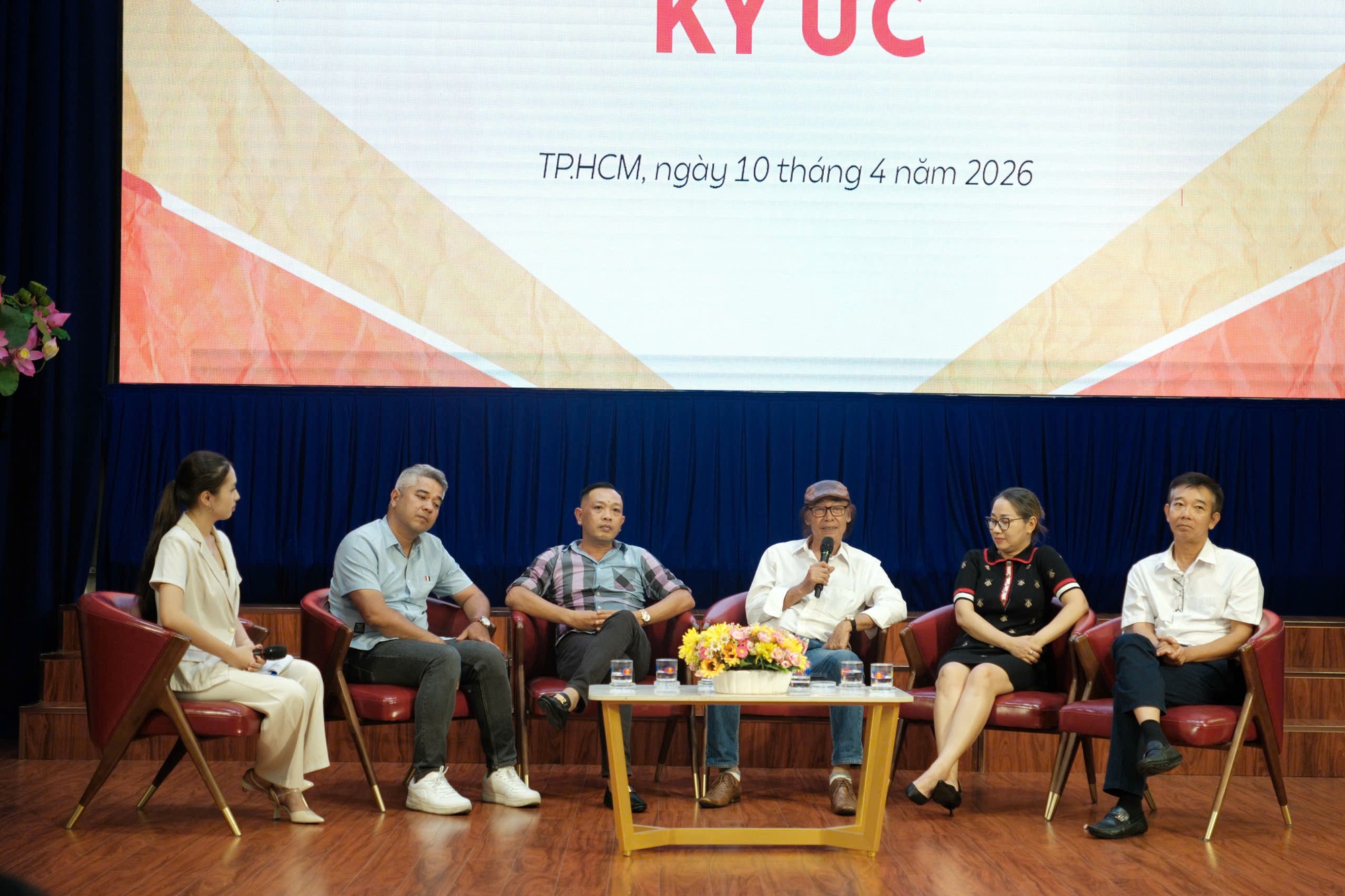 “Chuyến tàu ký ức” đưa sinh viên đến gần hơn với phim tài liệu - Ảnh 1.