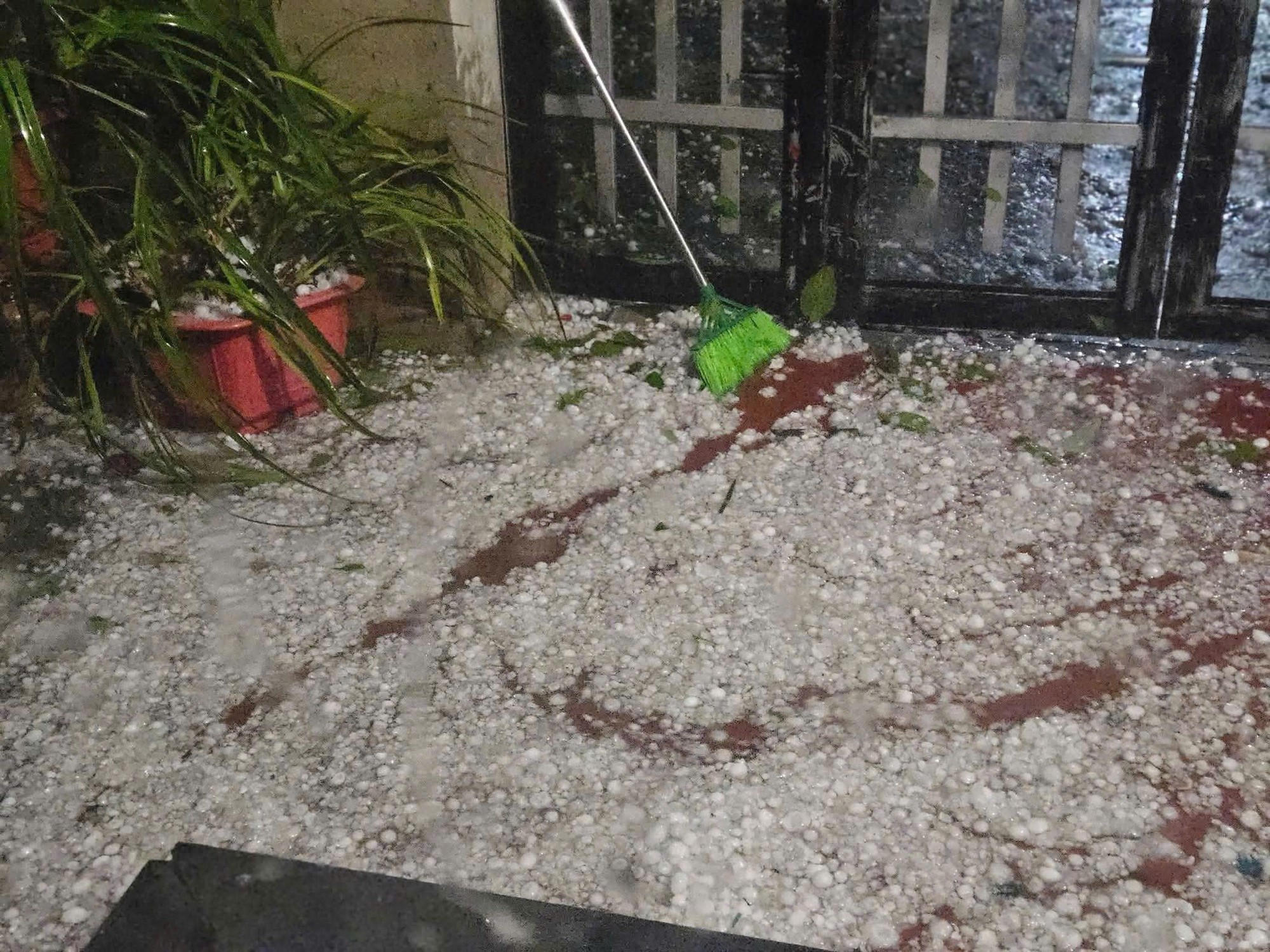 Mưa đá to bằng nắm tay ở Bắc Hà, Lào Cai - Ảnh 3.