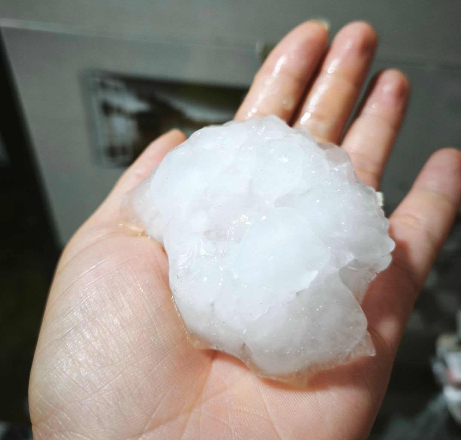 Mưa đá to bằng nắm tay ở Bắc Hà, Lào Cai - Ảnh 1.