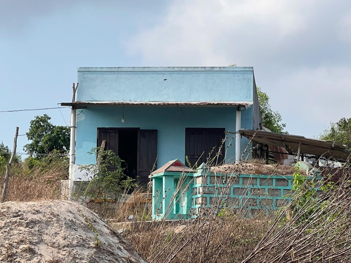 Phát hiện thi thể người đàn ông phân hủy mạnh trước cửa nhà- Ảnh 1.