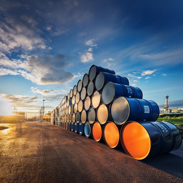 Giá xăng dầu hôm nay 18/4: Giá dầu thế giới giảm sâu - Ảnh 1.